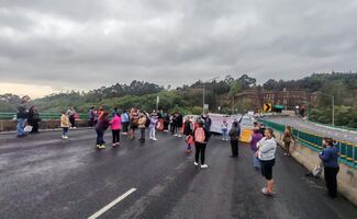 Bloquean Supervía Poniente por falta de agua; vecinos de La Angostura exigen solución definitiva