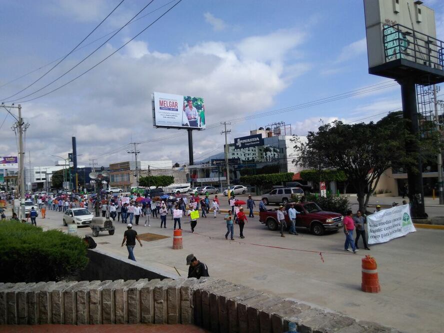 Trabajadores del Colegio de Bachilleres de Chiapas iniciaron una marcha en demanda del pago de salarios durante varios meses (Foto: Fredy Martín / EL UNIVERSAL)