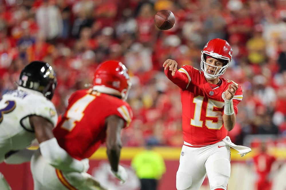 Patrick Mahomes y Rashee Rice contra los Baltimore Ravens en el juego inaugural de la NFL - Foto: AFP