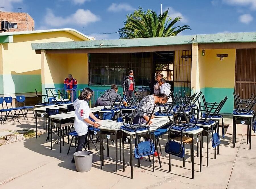 Padres de familia limpian escuelas para eliminar criaderos del mosco transmisor de dengue. Foto Especial