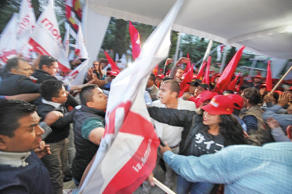 Pelean por lugar en explanada y también intercambian insultos y golpes entre ellos (JORGE ALVARADO. EL UNIVERSAL)