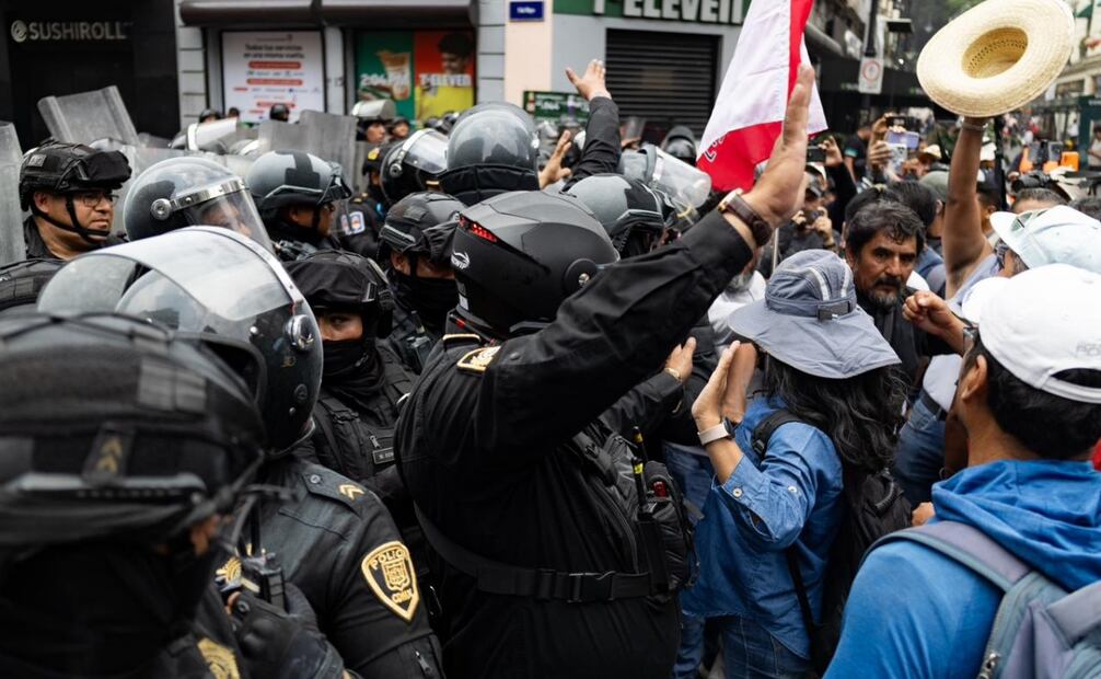Enfrentamiento de integrantes de la CNTE con elementos de la policía capitalina. Foto: Hugo Salvador / EL UNIVERSAL
