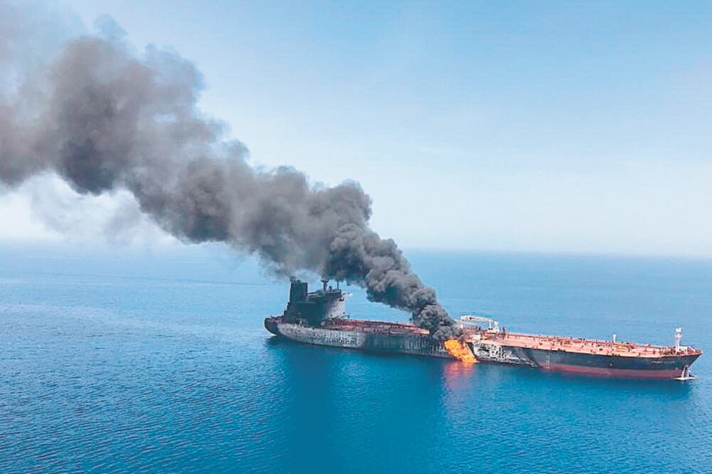 Embestida. Los buques Front Altair y Kokuka Courageous fueron atacados en el golfo de Omán. Foto: EFE