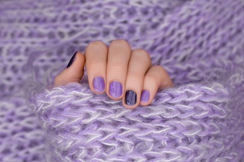 Uñas moradas. Foto: Freepik