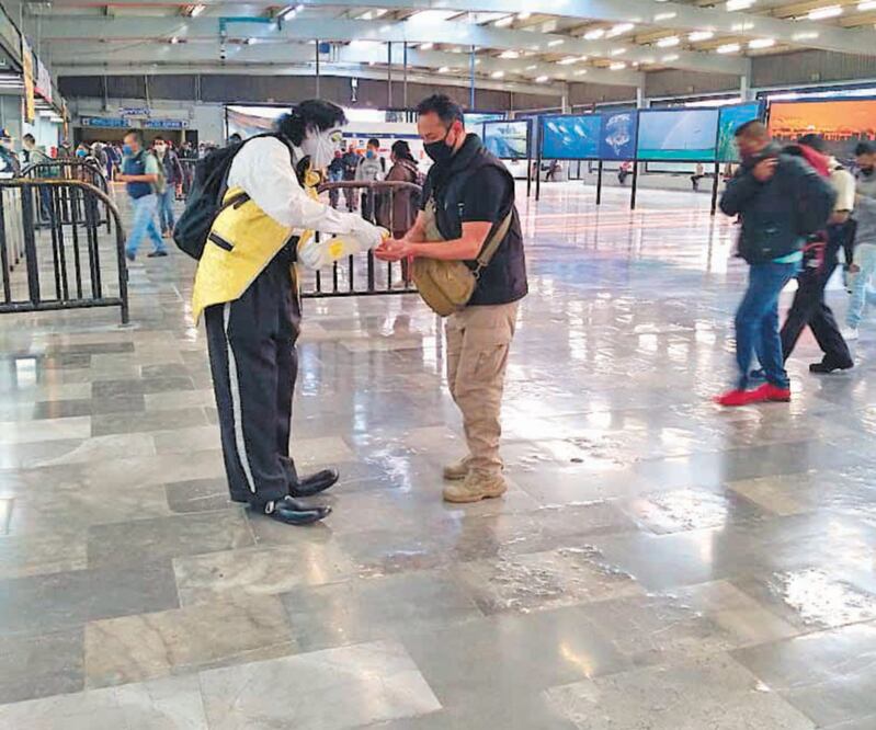 En cinco líneas del Metro, de 7:00 a 12:00 horas, los payasos repartirán cubrebocas y gel. Foto: ESPECIAL