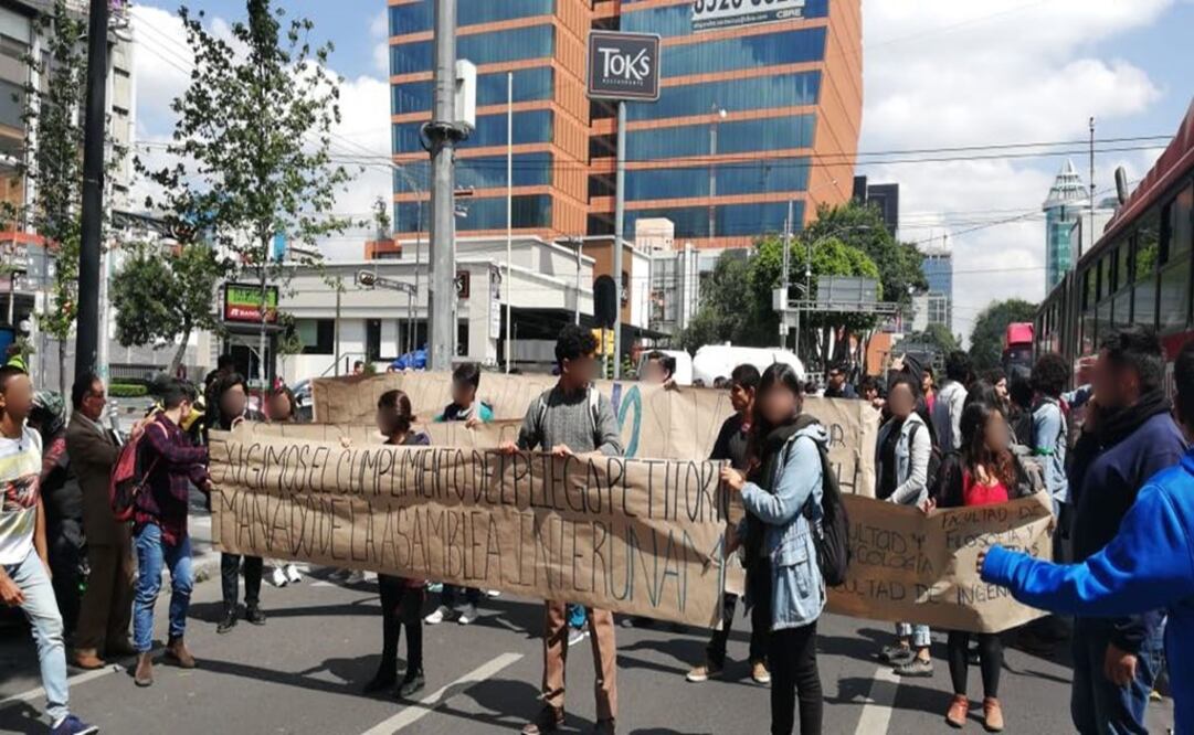 Los estudiantes cuestionaron la ausencia de Graue Wiechers al señalar que desde hace semanas se le avisó que vendrían a entregar el pliego. Foto: Teresa Moreno