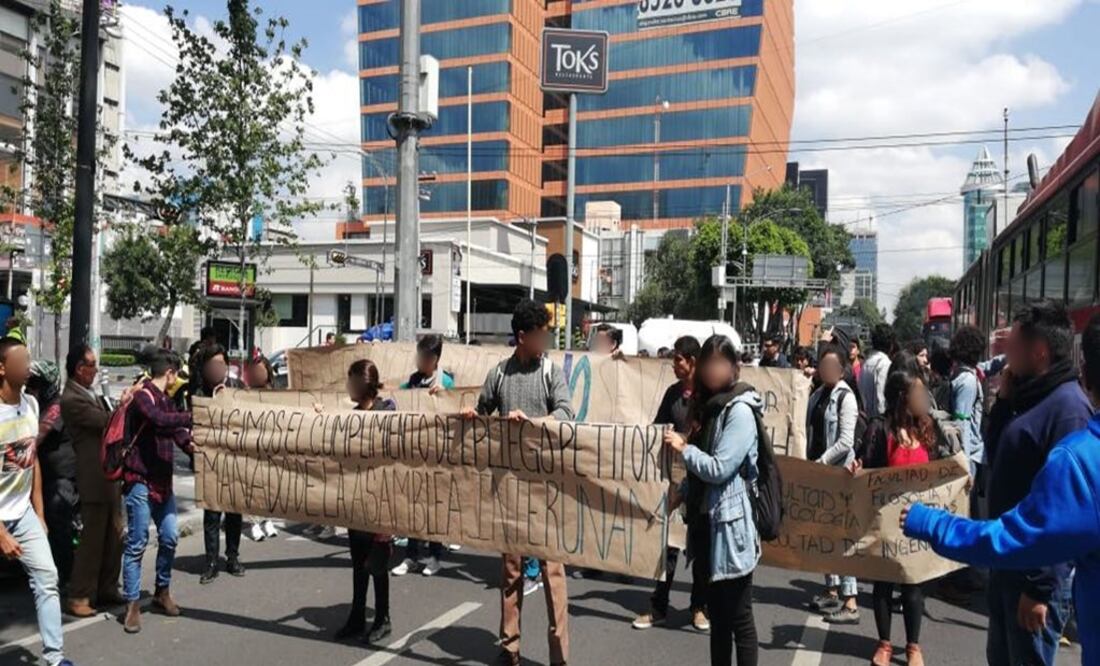 Los estudiantes cuestionaron la ausencia de Graue Wiechers al señalar que desde hace semanas se le avisó que vendrían a entregar el pliego. Foto: Teresa Moreno