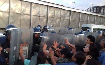 Riñen manifestantes con policías en Circuito Interior
