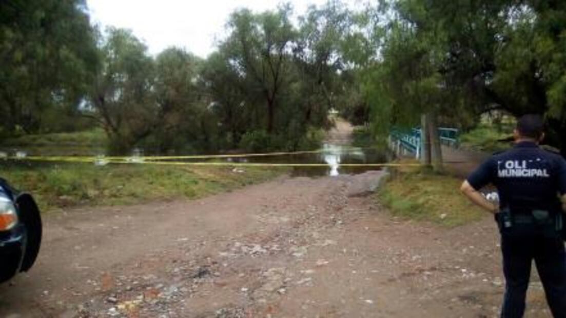Río arrastra camioneta en Aguascalientes; rescatan a madre e hijo