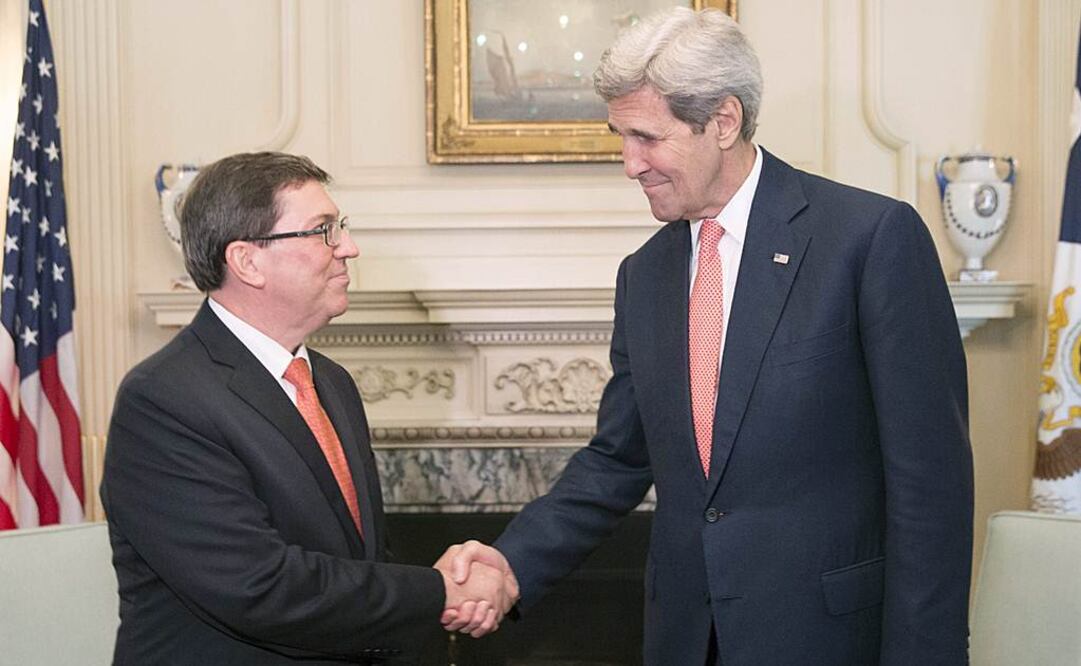 El secretario de Estado estadounidense John Kerry saluda al canciller cubano, Bruno Rodríguez durante su encuentro en el Departamento de Estado en Washington Foto: EFE