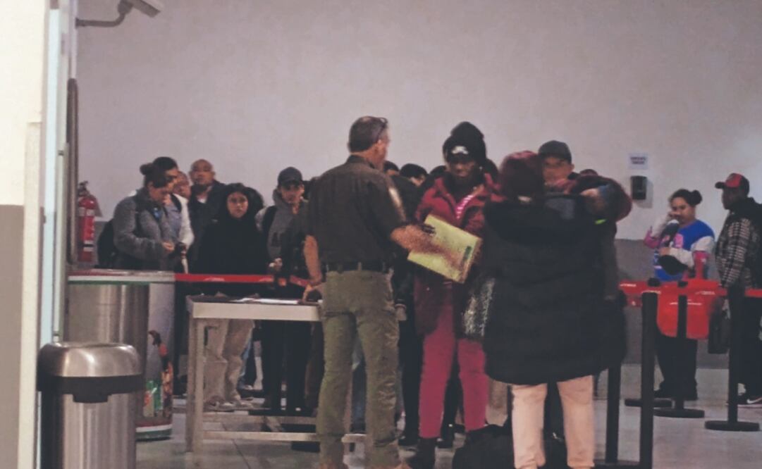 Al llegar al aeropuerto de Reynosa, más de 70 migrantes fueron abordados por elementos del INM que les pidieron sus permisos. Foto: de SANDRA TOVAR. EL UNIVERSAL