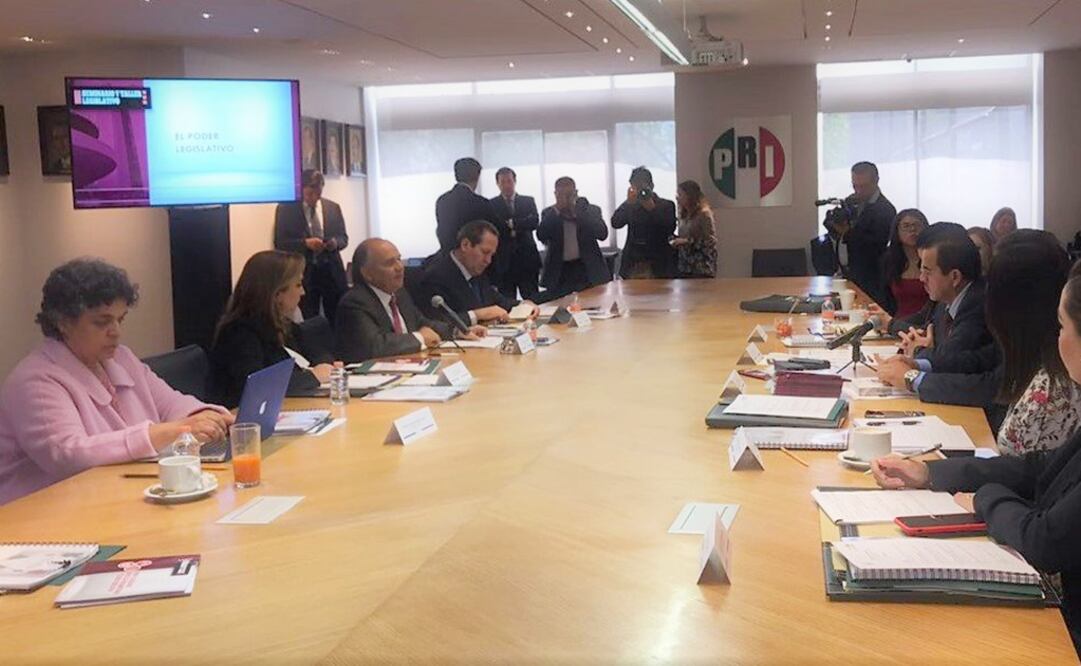 Reunión de senadores del PRI. Foto: Especial