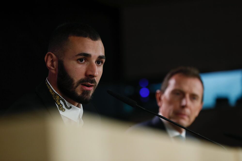EFE. Karim Benzema y Emilio Butragueño en la renovación de contrato del francés