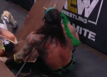 Luchador Rey Fénix sufre escalofriante lesión en AEW Dynamite