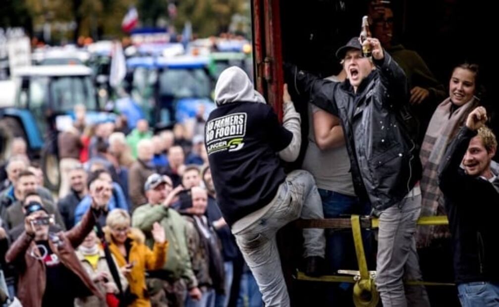 Campesinos de Holanda protestan por medidas contra las emisiones de gases