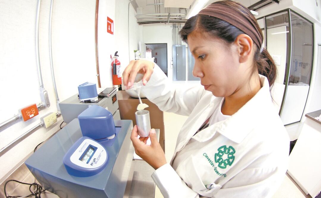 Seis investigadores con doctorado y varios estudiantes conforman el grupo que elabora este proyecto para evitar contagios y sanitizar aviones. Foto: CORTESÍA