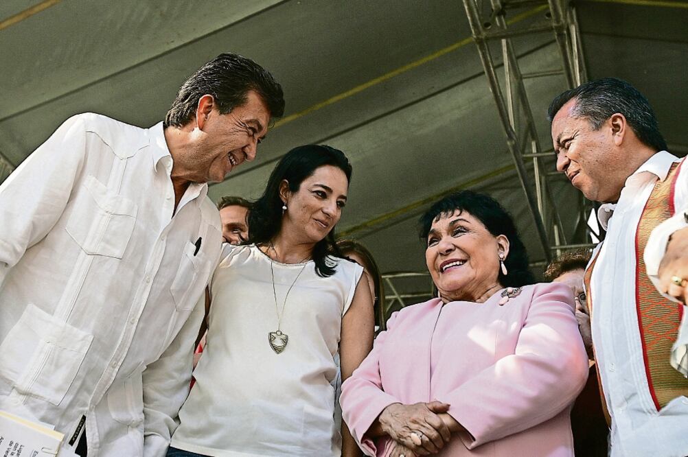 Yunes Landa estuvo acompañado por su esposa, Verónica de la Medina de Yunes, la diputada federal Carmen Salinas, y el coordinador de la bancada priísta en la Cámara de Diputados, César Camacho Quiroz (ALEJANDRO ACOSTA. EL UNIVERSAL)