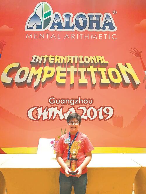 Gustavo de ocho años, originario de Tampico, regresó de Foshán, China, con su tercer campeonato consecutivo en cálculo mental aritmético. CORTESÍA
