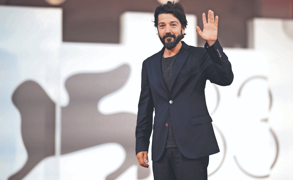 Diego Luna desfiló por la alfombra de la premier, en calidad de productor de la película de su amigo. Foto: EFE