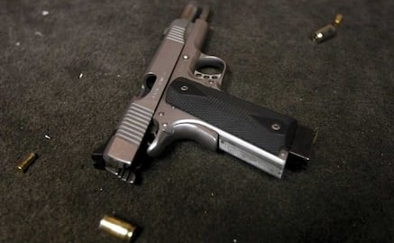 Hallan cuerpo con balazo en la frente en parque de la MH; tenía una carta y arma en sus manos