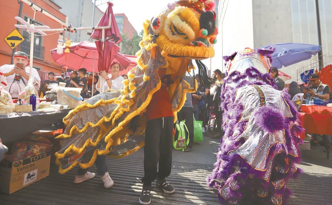 Los dragones se pasean entre los pasillos del Barrio Chino para realizar el baile del dragón.