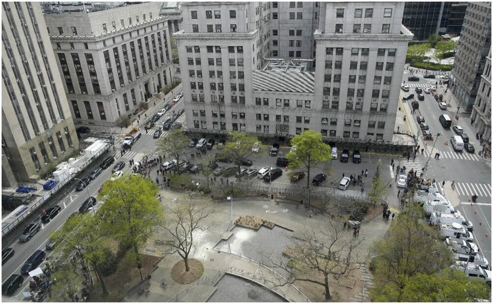 Hombre se prende en fuego frente a Corte de Nueva York donde Trump será juzgado. Foto: AP