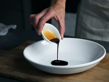 ¿De qué está hecha la salsa inglesa y por qué debes moderar su consumo?