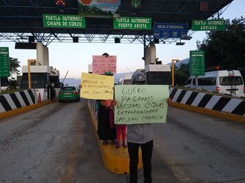 Ex trabajadores de Chamula bloquean caseta de cobro en Chiapas