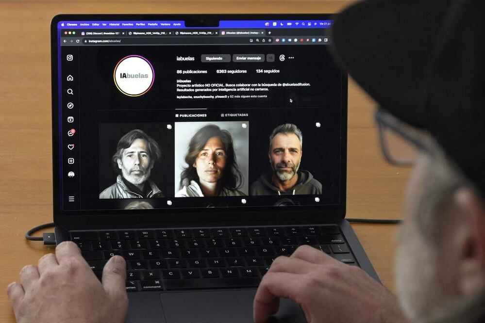 El diseñador de arte argentino Santiago Barros muestra imágenes creadas con un programa de IA utilizando retratos de archivo del banco de fotografías de parejas desaparecidas durante la dictadura (1976-1983). Foto: AFP