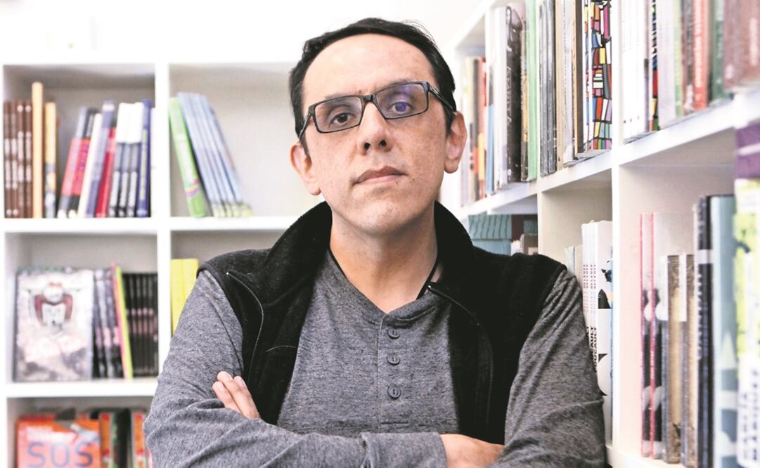 El libro “Tiempos irredentos” contiene cuentos breves en español de seis autores mexicanos, entre ellos Alberto Chimal. Foto: Valente Rosas/EL UNIVERSAL