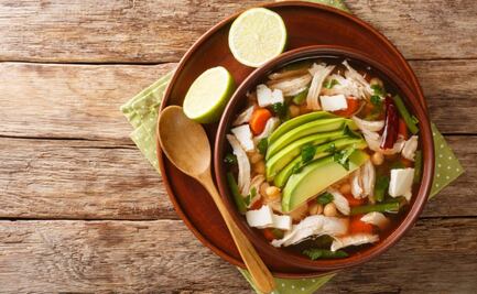 Pepara un caldo tlalpeño y dile adiós al frío