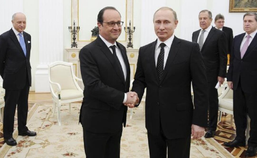 Russia's President Vladimir Putin (centre right) shakes hands with his French counterpart François Hollande during a meeting at the Kremlin in Moscow, Russia. (Photo: Reuters)