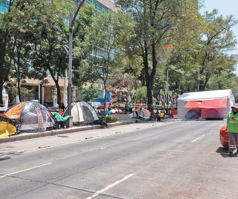 Inconformes del IMSS bloquean ambos carriles de avenida Paseo de la Reforma para exigir el pago de pensiones y atrasos. Foto: GALO CAÑAS. CUARTOSCURO  