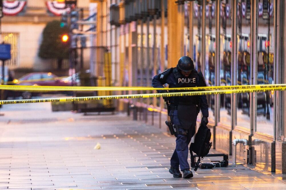 Un oficial de Washington, DC, investiga un paquete sospechoso —que resultó ser inofensivo— encontrado a una cuadra de la ruta del desfile de investidura (SHAWN THEW. EFE)
