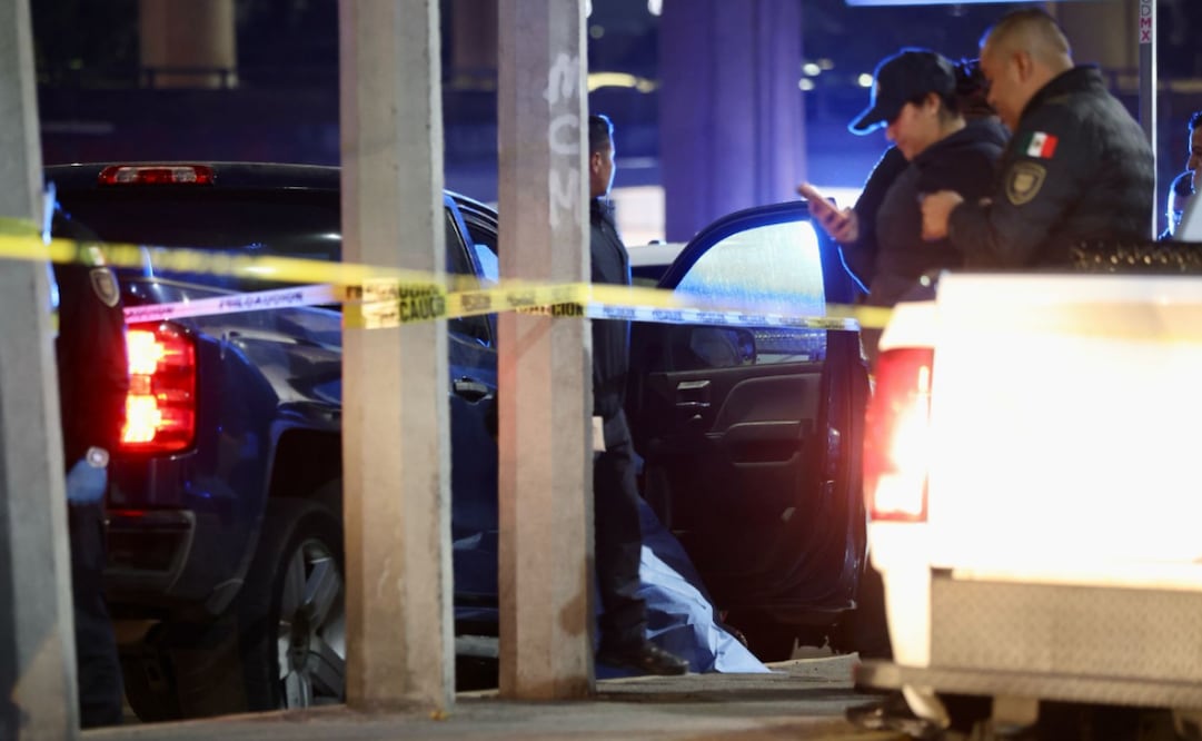 Un hombre fue asesinado a tiros, presuntamente después de un altercado vial. Los hechos se registran sobre av. Conscripto y Periférico, en la colonia Lomas de Sotelo.
Foto: Valente Rosas/ EL UNIVERSAL
