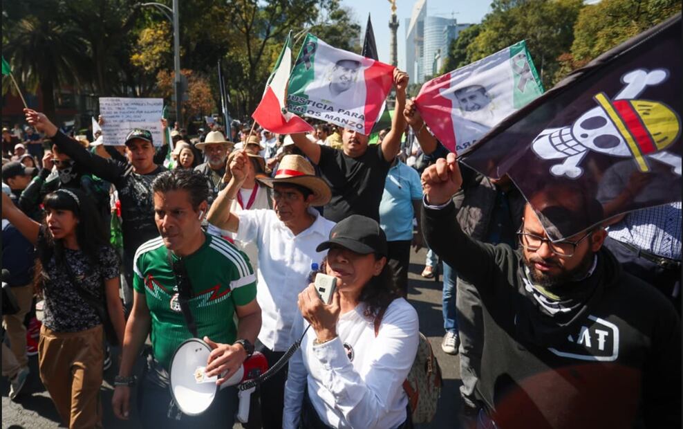 Manifestantes de la Marcha Generación Z salieron del Ángel de la Independencia al Zócalo capitalino, con una parada en la Glorieta de las mujeres que luchan por paso del Desfile de la Revolución Mexicana en la Ciudad de México, el jueves 20 de noviembre de 2025. Foto: Luis Camacho/EL UNIVERSAL