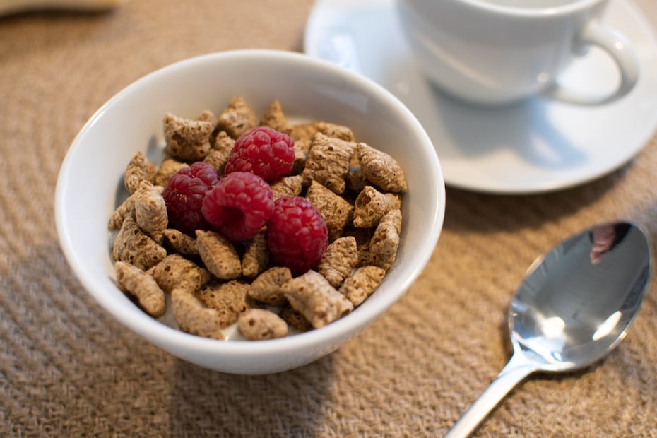 Combina tu cereal integral con fruta para obtener más beneficios para la salud. Foto: Pexels