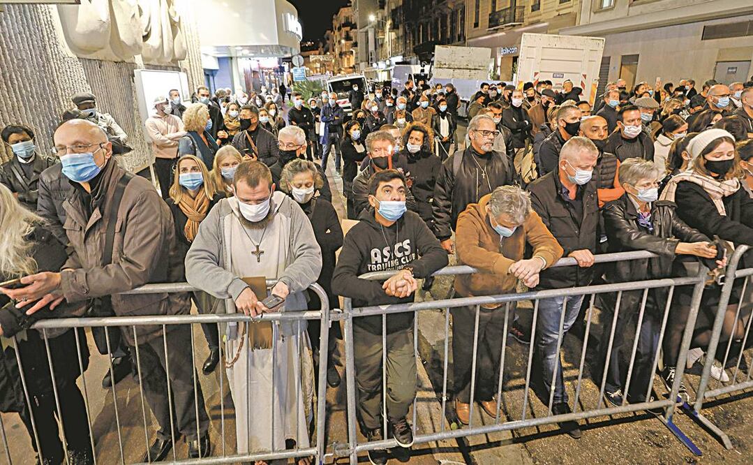 Fieles rezan en las calles cercanas a la Basílica de Notre Dame de Niza, donde o cu r r ió un ataque terrorista a finales de octubre, que dejó tres muertos. Foto: SEBASTIEN NOGIER. EFE