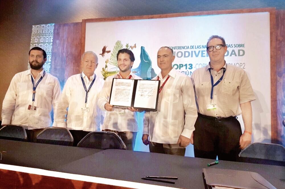 Rafael Pacchiano Alamán, titular de la Semarnat (centro), encabezó la firma del acuerdo con el que se pondrá fin al conflicto que existía entre los subsidios para la conservación de los bosques y aquellos para incrementar la producción agrícola (ESPECIAL)