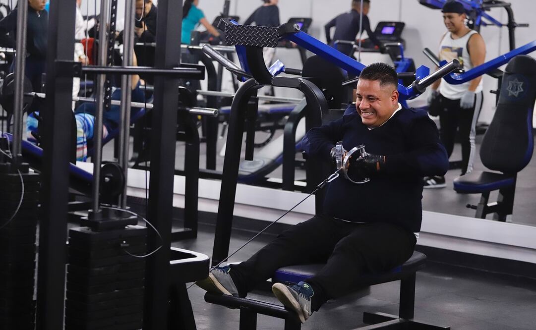  El centro deportivo cuenta con equipo personalizado, barras semiolímpicas, máquinas de peso integrado, área de cardio, escuela de boxeo y regaderas.