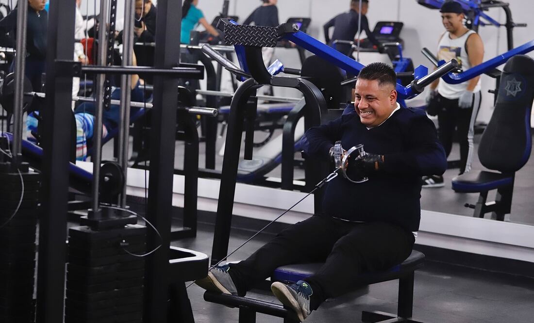 El centro deportivo cuenta con equipo personalizado, barras semiolímpicas, máquinas de peso integrado, área de cardio, escuela de boxeo y regaderas.