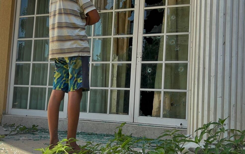 En el ataque armado a La Ruana, Michoacán, el 11 de junio de 2025, quedaron tres autos calcinados y varias viviendas con vidrios rotos y paredes perforadas. Foto: de Carlos Arrieta/EL UNIVERSAL