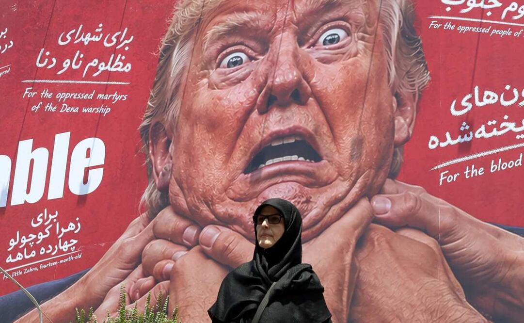 Una mujer pasa junto a una valla publicitaria antiestadounidense y anti-Trump en una calle de Teherán, Irán. (27/07/26) Foto: EFE