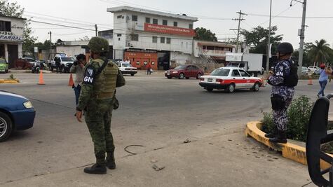 Reciben a AMLO con exigencia de justicia en Minatitlán