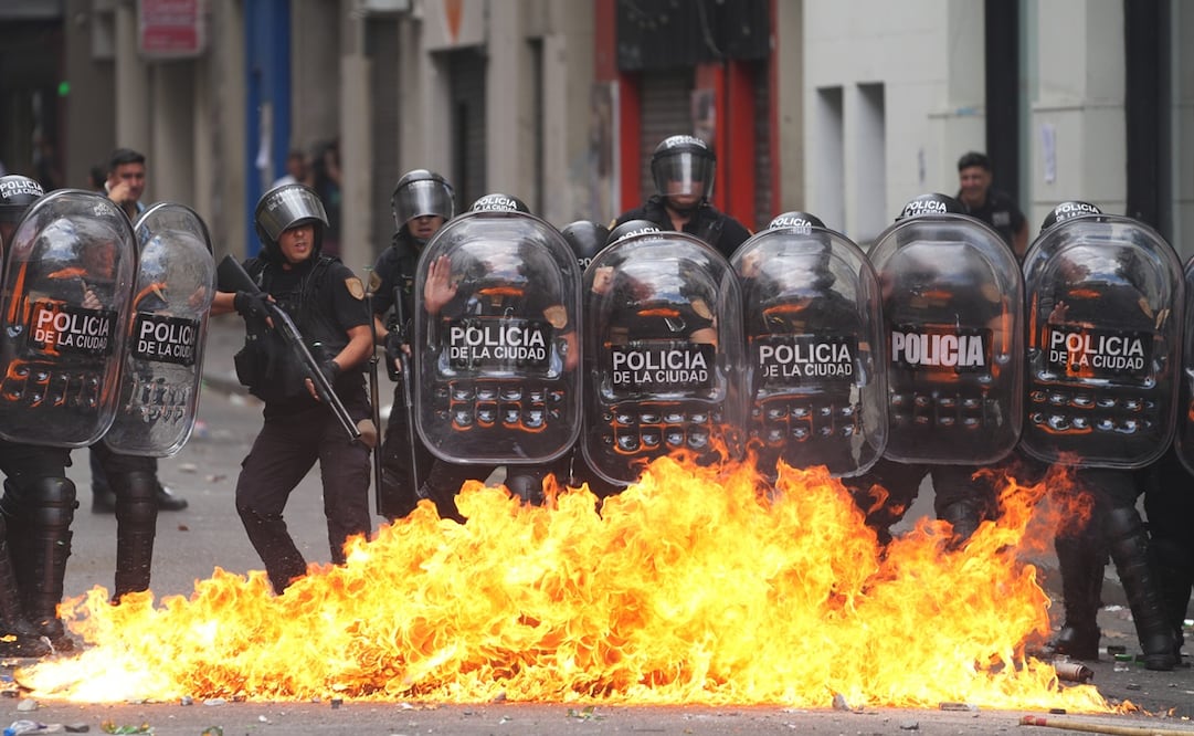 Estallan protestas en contra de nueva reforma laboral en Argentina. Foto: AP.