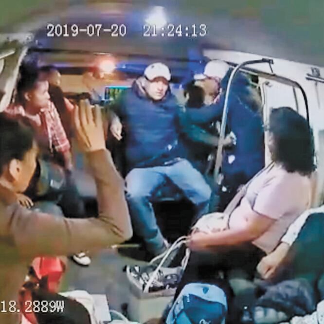 En el asalto del 20 de julio en la carretera a Nicolás Romero al notar que una mujer quería descender para evitar el atraco, uno de los agresores les gritó: “¡Aquí nadie se baja!”. TOMADA DE VIDEO