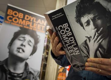 Dylan no irá por su Nobel; Academia le responde