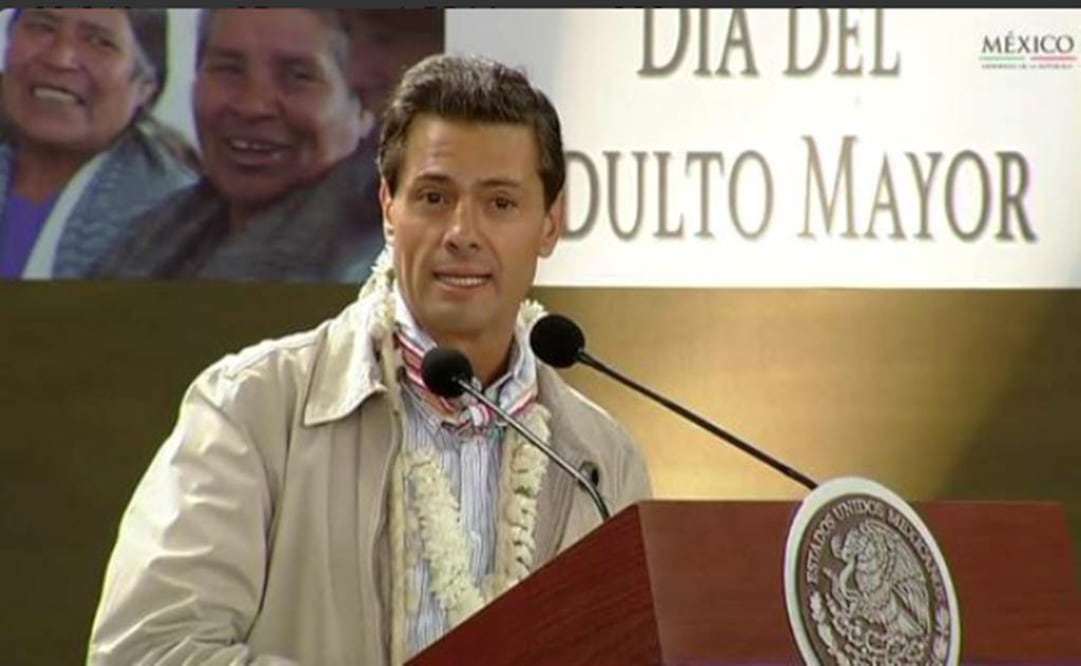 El presidente Enrique Peña Nieto entregó reconocimientos a varios artesanos ganadores del Concurso Nacional Arte Mexicano que Perdura 2015 en el marco de la celebración del Día del Adulto Mayor. Foto Especial