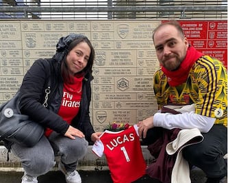 Sopitas recuerda a su hijo Lucas en el estadio del Arsenal
