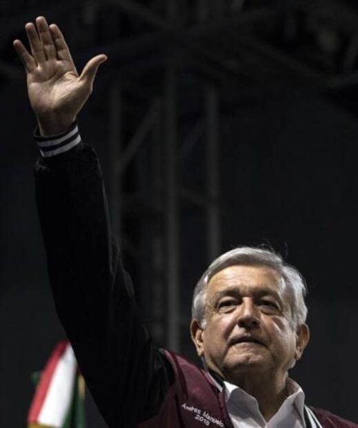 AMLO se pone la chamarra de "Andrés Manuelovich"